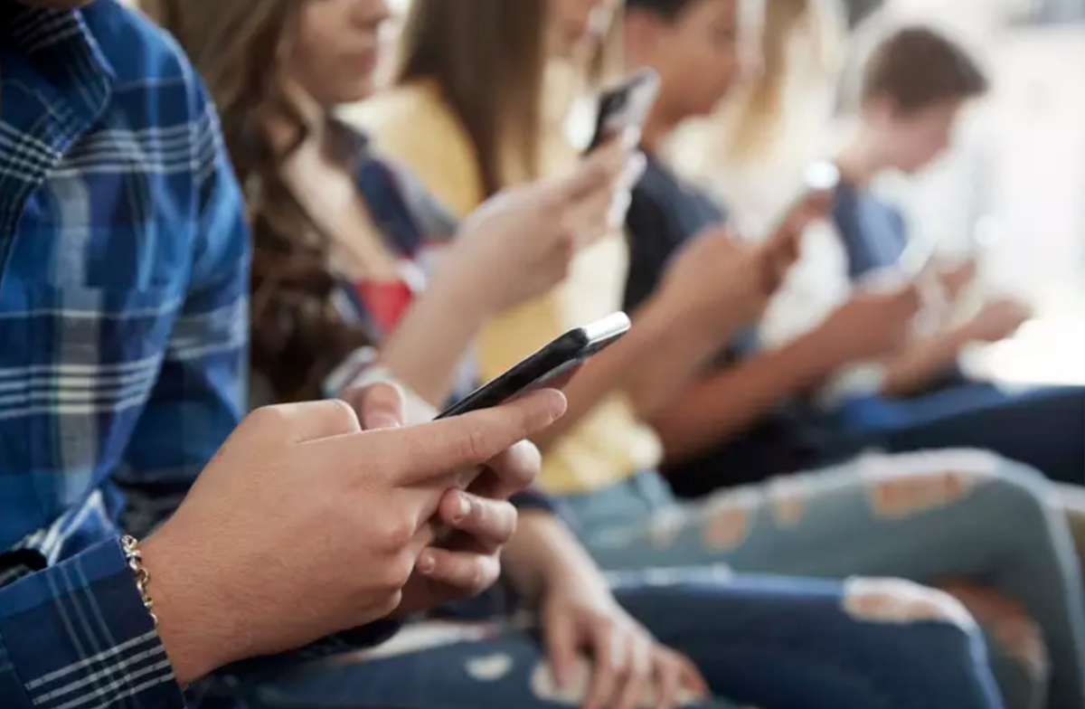 Celular e uso de tecnologia na escola: qual debate realmente importa?